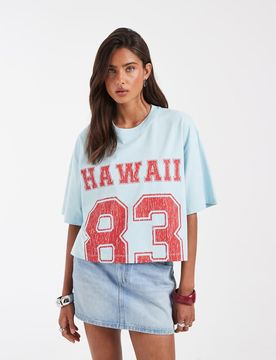 Kastiges Cropped-T-Shirt in Blau mit „Hawaii"-Sport-Grafikprint Blau M