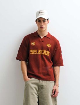 Locker geschnittenes Strick-Polohemd im Fußball-Stil in Rot mit eingekerbtem Ausschnitt und Stickerei Rot XL