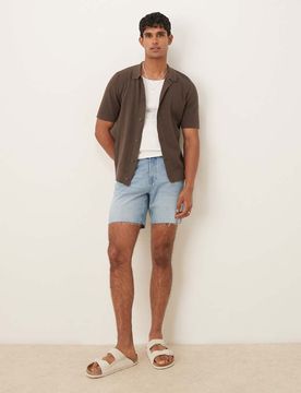 Mittellange Slim Fit Jeansshorts in hellblauer Waschung Blau 50