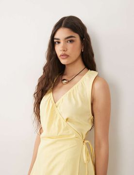 Mini-Wickelkleid aus Leinenmix in Buttermilchgelb mit Neckholder Gelb 36