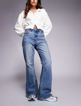 Schlagjeans in mittelblauer Waschung im 90er-Stil Blau 34