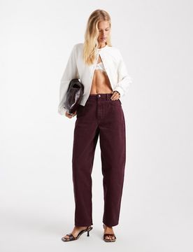 Schmal geschnittene Jeans in Burgunderrot mit abgerundetem Beinschnitt Rot W26 L32