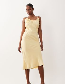 ASOS DESIGN Petite - Midaxi-Kleid in Buttermilchgelb mit U-Ausschnitt und Schrägschnitt-Mehrfarbig Mehrfarbig 36