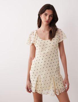 Robe courte coupée en biais à pois avec manches volantées - Bleu et noir-Multicolore 36
