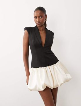 Robe courte ajustée et sculptée avec ourlet boule en satin - Noir et blanc-multicolore 32