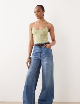 ASOS DESIGN Tall - Jean large à plis devant et ceinture - Bleu clair délavé 38