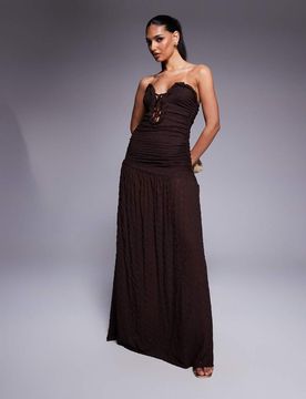 Trägerloses Maxikleid in strukturiertem Schokobraun mit abgerundetem Saum und Schnürdetail Braun 38
