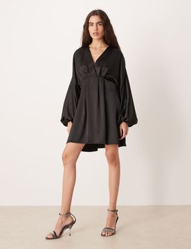 Robe cache-caur courte en satin à col en V et manches chauve-souris - Noir 32