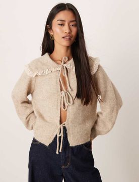 Vorne gebundene Strickjacke in Hellbeige mit Rüschenkragen-Brown Brown 48