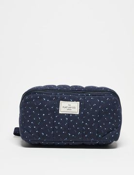 Exclusivité The Flat Lay Co. x ASOS - Marshmallow - Trousse de maquillage plate en tissu gaufré - Bleu marine fleuri