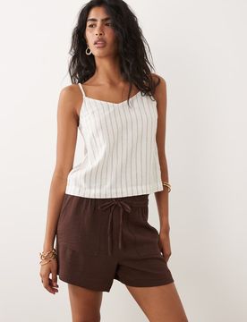 Shorts in Braun mit mittelhohem Bund Braun S