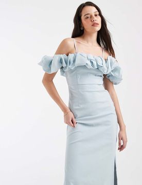 Robe longue en satin à volants et épaules dénudées prononcées - Bleu pastel 38