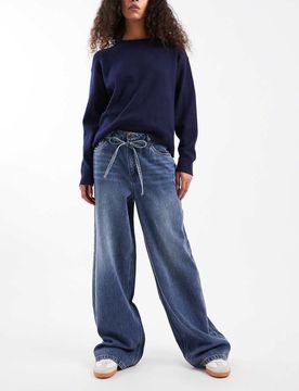 Weit geschnittene Jeans in verwaschenem Mittelblau mit Bindegürtel Blau 42-44