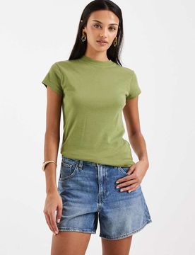 Mittellange Jeansshorts in Mittelblau mit verstellbarem Riegel am Bund Blau W32