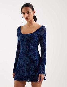 Bindara - Robe courte à manches longues et motif feuilles floquées - Bleu de cobalt-Bleu marine S