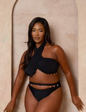 X Alessa Tyrrell-Charles - Bikinihose in Schwarz mit hohem Bund und Muschelsaum Schwarz 46