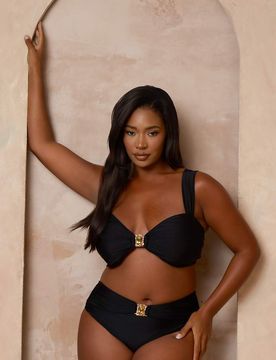 X Alessa Tyrrell-Charles - Bikinihose in Schwarz mit hohem Bund und Metalldetail Schwarz 50