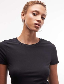 Louie - Knapp und schmal geschnittenes T-Shirt in Schwarz Schwarz M