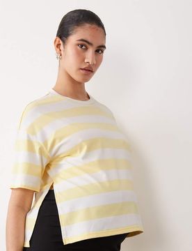 Mamalicious Maternity - Kastiges Cropped-T-Shirt mit Seitenschlitzen und breitem Streifenmuster in Gelb und Cremeweiß Gelb XL
