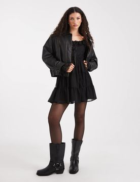 Kleid im Milchmädchen-Stil aus Chiffon und Spitze in Schwarz Schwarz 34
