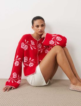 Strickjacke in Rot mit Languettenstich und Blumenmuster Rot M