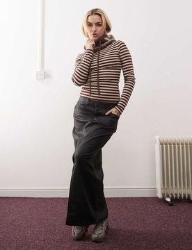 Maxirock aus Kunstleder in Schwarz mit Schlitz Schwarz XS