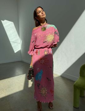 Tilly - Robe longue plissée à épaules dénudées et imprimé céleste - Rose S