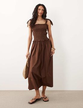 Gesmoktes Midikleid in Braun mit gebundenen Trägern Braun 44