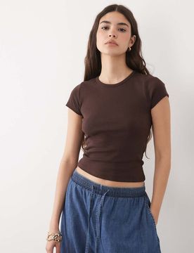 Knapp geschnittenes T-Shirt in Braun Braun 46