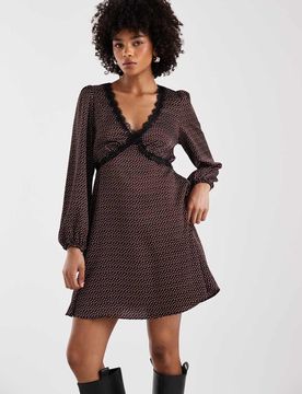 Satin-Minikleid in Lila mit Punktemuster und Spitzenborte Lila 34