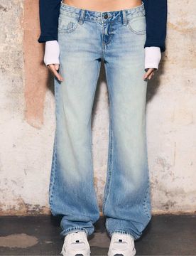 Gerade geschnittene Jeans in mittlerem Hellblau mit niedrigem Bund Blau 34