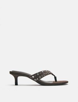 Nietenbesetzte Zehenstegsandalen in Braun mit Absatz-Rosa Rosa 37