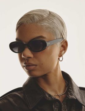 Quay - Felt Cute - Ovale Sonnenbrille in Schwarz Schwarz No Size