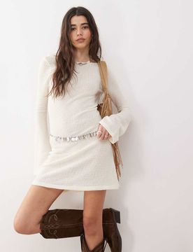 Gehäkeltes Mini-Strandkleid in Cremeweiß mit ausgestellten Ärmeln Weiß S