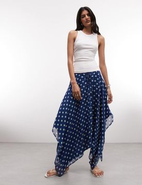 Geraffter Midirock in Marineblau mit asymmetrischem Saum und Polka Dots Blau 36
