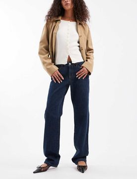 Gerade geschnittene Jeans in dunkelblauer Waschung im Stil der 90er Blau W31