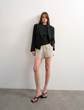Gestreifte Lauf-Shorts in Schwarz-Weiß mit Knitterstruktur-Bunt Bunt 46