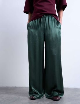 Hose aus Satin in Grün mit Knitteroptik und weitem Bein Grün 36