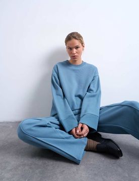 Oversize-Pullover aus glattem Material in Blau mit breiten Bündchen Blau L