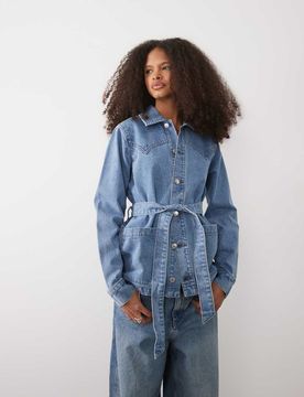 Jeansjacke in verwaschenem Mittelblau mit Bindegürtel in der Taille Blau 36