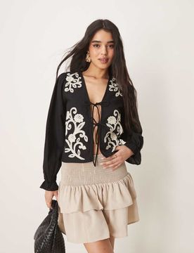 Blouse nouée sur l'avant avec broderies fleuries contrastantes - Noir 40