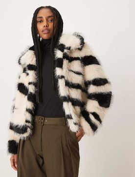Kurze Kunstpelzjacke mit Zebramuster in Schwarz und Weiß Schwarz 34