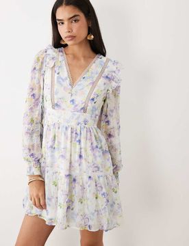 Minikleid in Weiß mit Blumenmuster, Spitzendetail in Leiteroptik und Rüschen Weiß 38