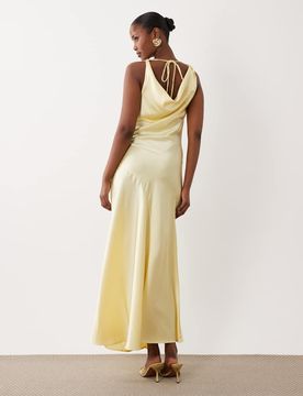 Robe longue en satin à col bénitier et encolure américaine - Jaune pastel 38
