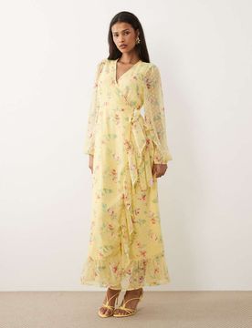 Robe portefeuille longue à motif fleuri en plumetis - Jaune pastel 40