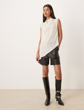 Shorts aus Kunstleder mit hohem Bund in Schwarz Schwarz 36