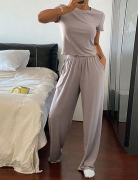 Set de pijama con top ajustado y pantalones con dobladillo ondulado de unicolor minimalista, 2 piezas