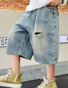 Pantalones cortos vaqueros desgastados con pernera ancha y dobladillo deshilachado, estilo urbano para adolescentes y jóvenes