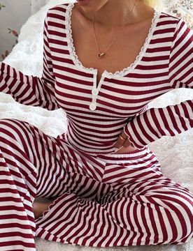 Conjunto de pijama de manga larga con cuello cuadrado de encaje, 2 botones y estampado de rayas, compuesto por top y pantalón. Conjunto de pijama a r