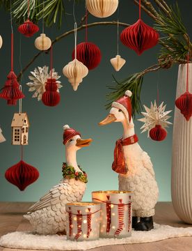 Dekofigur Weihnachtsgans mit Mütze und Kranz 24 cm hoch
